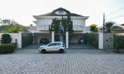 Casa de vila para venda em Caxingui com 4 quartos, sendo 4 suítes, 450m²