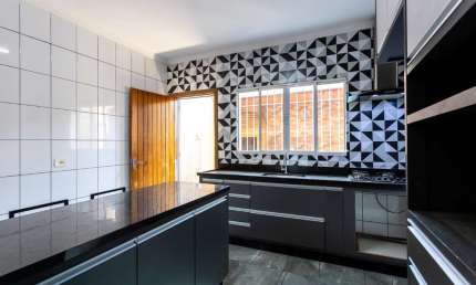 Sobrado para venda com 3 quartos, sendo 1 suíte, 95m²