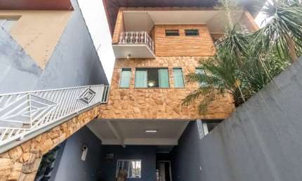 Sobrado para venda com 3 quartos, sendo 3 suítes, 190m²