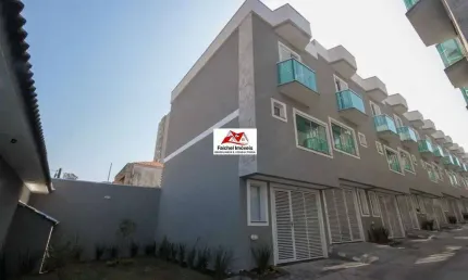 Lindo sobrado em condomínio fechado com 2 dorm., 1 vaga privativa com portão, pia, churrasqueira e banheiro por 550.000,00 penha de frança/sp