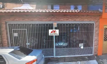 Sobrado com duas casas construídas, na parte de baixo 1 quarto, sala e cozinha e na parte de cima, 3 quartos, 3 vagas por 430.000,00 - V. Tostoi/SP