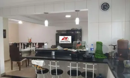 Sobrado residencial de 227m² próximo ao Shopping Anália Franco, com 2 dorms., terraço de 100m², 2 vagas por 3.300,00/mês - V. Invernada/SP