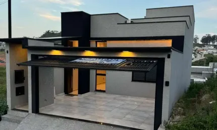 Imperdível oportunidade! Casa à venda em Bragança Paulista-SP, no Condomínio Villa Verde Bragança: 3 quartos, 1 suíte, 2 salas, 2 vagas de garagem, 129m².