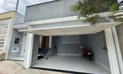 Casa à venda em Bragança Paulista-SP, Residencial Quinta dos Vinhedos: 2 quartos, 2 suítes, 3 salas, 3 banheiros, 2 vagas de garagem!