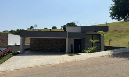 Imóvel de luxo em Bragança Paulista-SP: Casa de 3 quartos, 3 suítes, 2 salas e 2 vagas no Condomínio Terras de Santa Cruz.