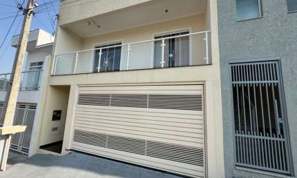 Residência Impecável à Venda em Bragança Paulista-SP, 3 Quartos, 1 Suíte, 2 Salas, 2 Vagas de Garagem, 145m².
