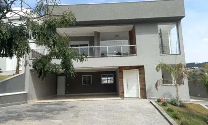 Casa de Luxo no Condomínio Vale das Águas: 4 quartos, 4 suítes, 2 salas, 2 vagas, 240m² em Bragança Paulista-SP. Venha conferir!