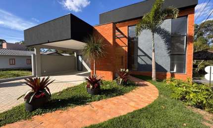 Casa à venda em Bragança Paulista-SP no Residencial Floresta São Vicente: 3 quartos, 2 suítes, 2 salas, 4 vagas de garagem, 201m².