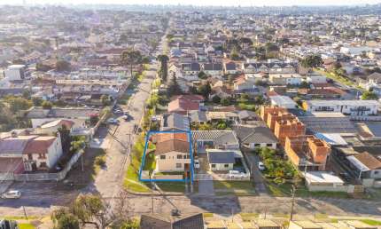 CASA MAIS SOBRADO DE ESQUINA NO BOQUEIRÃO 262,46 m² TOTALMENTE AVERBADOS  A 1.000 METROS DA VILA HAUER