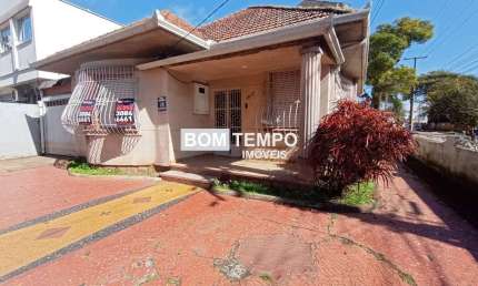 Casa comercial com 2 salas para alugar no São João, Porto Alegre 