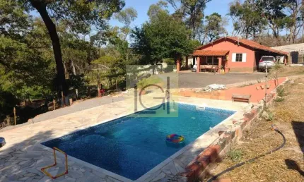 Imperdível chácara à venda em Mairinque - SP,  bairro Capoava: 4 quartos, 1 suíte, 1 sala, 3 banheiros, 1 vaga de garagem, 200m².