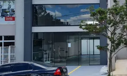 Salão Comercial de Alto Padrão em Itu-SP, no Bairro Novo Centro: 2 Salas, 3 Banheiros, 3 Vagas de Garagem, 222m². Venha Conferir!