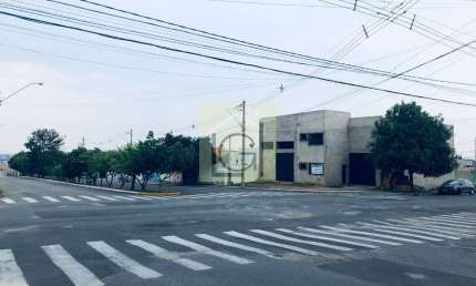Aluguel de barracão comercial de alto padrão em Salto-SP, bairro Jardim Santa Marta: 2 salas, 3 banheiros, 154m².