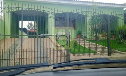 Imperdível casa à venda no Centro de Elias Fausto-SP, com 3 quartos, suíte, 2 salas, 3 banheiros, 10 vagas e 222m²!