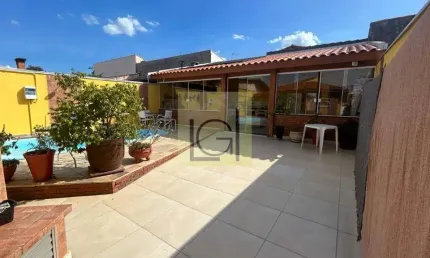 Imperdível: Casa à venda em Itu-SP, no bairro Parque Residencial Presidente Médici, com 3 quartos, 1 suíte, 2 salas, 2 banheiros, 4 vagas de garagem e 238,37m².