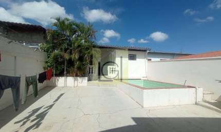Imperdível! Casa à venda no Centro de Salto-SP: 2 quartos, 1 sala, 2 banheiros, 1 vaga de garagem, 141,68 m² de área.