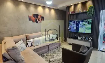 Casa à venda em Itu-SP, Jardim Estância Bom Viver: 2 quartos, 1 suíte, sala ampla, 2 vagas de garagem e 140m² de área.