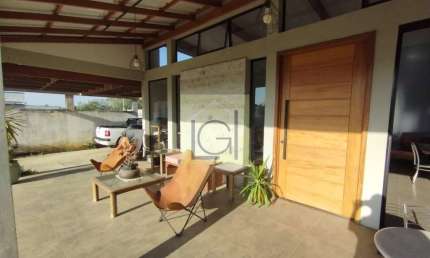 Casa de luxo em condomínio com 4 quartos e 4 suítes em Salto-SP, 258m², 2 salas, 6 banheiros e 2 vagas de garagem.
