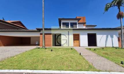 Imponente casa de luxo em condomínio exclusivo de Alphaville, Santana de Parnaíba-SP: 4 quartos, 4 suítes, 3 salas, 8 banheiros, 10 vagas de garagem e 620m² de área.