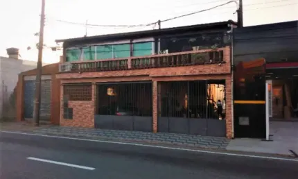 Sobrado com ponto comercial e vários comodos que são alugados gerando uma renda mensal de mais de r$ 6.000,00
