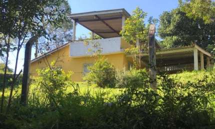 Characa a venda no Parque Residencial Itapeti, Mogi das Cruzes com 3.195m² de terreno, 82² de construção, 2 quartos, salas, fogão a lenha. R$:750 mil.