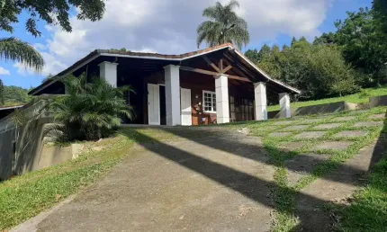 Chácara a venda em Mogi das Cruzes, com 3.500m², sendo 2 casas, lago, piscina, campo de futebol, todo murado, por R$:1.300.000 em Mogi das Cruzes.