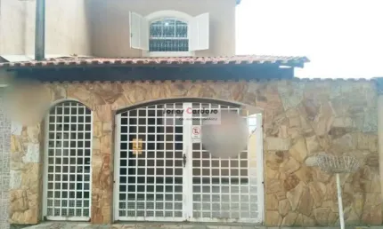 Imperdível oportunidade, casa à venda na Brás de Pina em Mogi das Cruzes-SP! 3 quartos, 1 suíte, 2 salas, 164m². Ótimo para escritório e clínica.