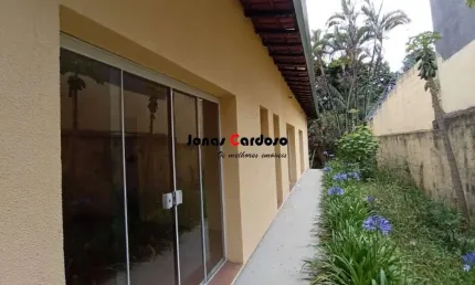 Casa adaptada para salas de aula ou consultórios, está venda no Mogi Moderno. Inspire-se por R$950 mil!