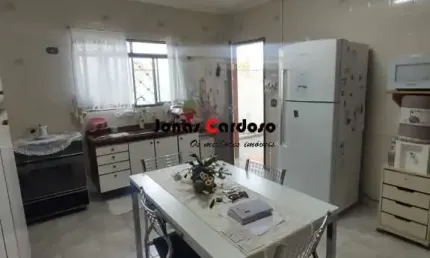 Casa térrea com 3 dormitórios, 4 vagas de garagem, edícula nos fundos, por r$630.000,00. analisa permuta, oportunidade única!