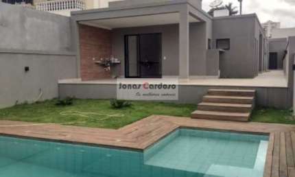 Casa Térrea Recém-Construída a venda, com 3 Suítes, Piscina e Área Gourmet na Vila Oliveira por R$1.6 Milhão. Um espetáculo!
