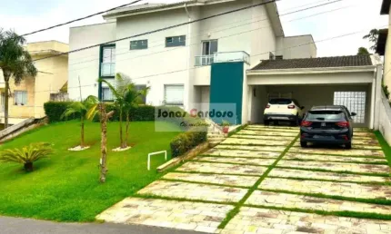 Casa a venda no condomínio Aruã Lagos II em Mogi das Cruzes, com 300m² de construção em 2 lotes e um amplo quintal. Por R$2.400.000,00