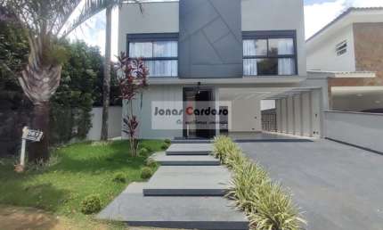 Sobrado no condomínio Arujá 5, com 300m² de construção, todo mobiliado, com piscina e 4 suítes, sendo 1 com hidro e closet por R$: 3.500.000. Arujá