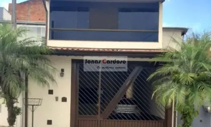 Sobrado a venda no Colinas com 239m² de construção, com 3 quartos sendo 1 suíte, sala ampla, cozinha com planejados, por R$:700 mil. Mogi das Cruzes.