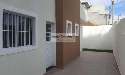 Casa térrea a venda com 2 quartos sendo 1 suíte, 65m² com excelente acabamento, amplo quintal nos fundos por R$: 430 mil. Botujuru, Mogi das Cruzes.