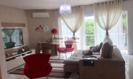 Sobrado a venda no renomado Condomínio Aruã, com 4 quartos sendo todos suítes, 3 salas, cozinha planejada, piscina, forno a lenha. Por R$: 1.700.000 .
