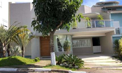 Sobrado de 315m² a venda no Cond. Parque das Figueiras, com 4 quartos sendo 3 suites, cozinha planejada, piscina e spa. R$: 1.850.000. Mogi das Cruzes