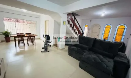 Sobrado a venda na Vila Lavínia, 4 quartos, sendo 1 suíte com closet, sala ampla e sala de TV, cozinha com despensa. Por R$: 850 mil. Mogi das Cruzes.