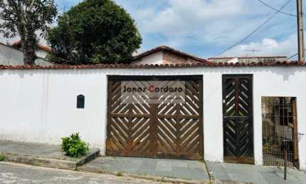 Casa térrea com edícula, na Vila São Sebastião, 3 dormitórios, 3 dormitórios, sala ampla, cozinha espaçosa, edícula. Por R$: 530 mil. Mogi das Cruzes.
