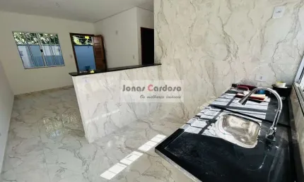 Casa térrea na Vila São Sebastião com 49m², sala e cozinha conceito aberto, 2 dormitórios, casa em Villagio com 4 casas. R$: 290 mil. Mogi das Cruzes.