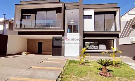 Imperdível casa à venda no Jardim das Cerejeiras em Arujá. Com 4 quartos, 4 suítes, 3 salas, 5 banheiros, 5 vagas, 240m². Confira!