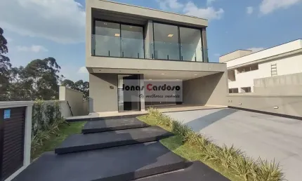 Sobrado alto padrão à venda no Condomínio Real Park em Arujá. Com 4 suítes, 3 salas, 4 vagas, piscina, tocheiro, área gourmet equipada. Confira!