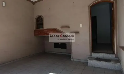 Sobrado à venda no Centro de Mogi das Cruzes. Com 2 quartos, 2 banheiros, 1 vaga. Ideal para escritório, consultório, venha conferir!