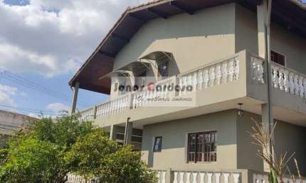 Imperdível sobrado à venda no Jardim Layr em Mogi das Cruzes. Com 3 quartos (1 suíte), 5 vagas, edícula com área gourmet, 283m² de construção!