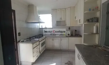 Imperdível Casa Comercial à Venda na Vila Lavínia em Mogi das Cruzes. Com 3 Quartos, 1 Suíte, 2 Salas, 2 Banheiros, 2 Vagas de Garagem!