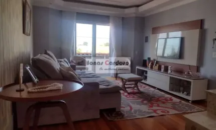 Excelente sobrado mobiliado na Vila Oliveira em Mogi das Cruzes. Com 3 quartos, 1 suíte, 2 vagas cobertas, salão com banheiro, 148,5m² de construção!
