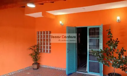 Casa  assobradada à venda na vila brasileira em mogi das cruzes. com 2 quartos, 1 suíte, área gourmet com churrasqueira, 2 vagas, 99 m² de construção.