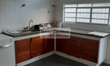 Casa à venda no Shangai, próximo ao Centro de Mogi das Cruzes. Com 3 quartos, 1 vaga de garagem, ideal para clinica ou escritórios. Por R$660 mil