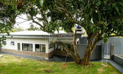 Sitio com duas casas independentes, área coberta com churrasqueira, arvores frutíferas e terreno com1.000m². Parque das Varinhas, Mogi das Cruzes-SP!