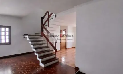 Sobrado para Venda na Vila Mogilar: 3 quartos, 1suíte, 1 sala com dois ambientes, 2 vagas de garagem, 130m² - Mogi das Cruzes-SP.