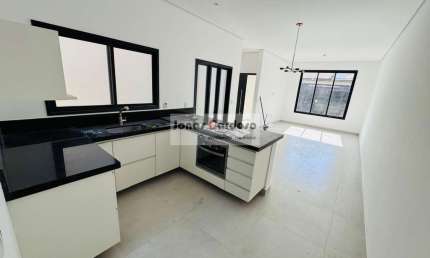 Casa térrea para locação em Mogi das Cruzes-SP, na Vila Mogilar, com 2 quartos, 1 sala, 2 banheiros.